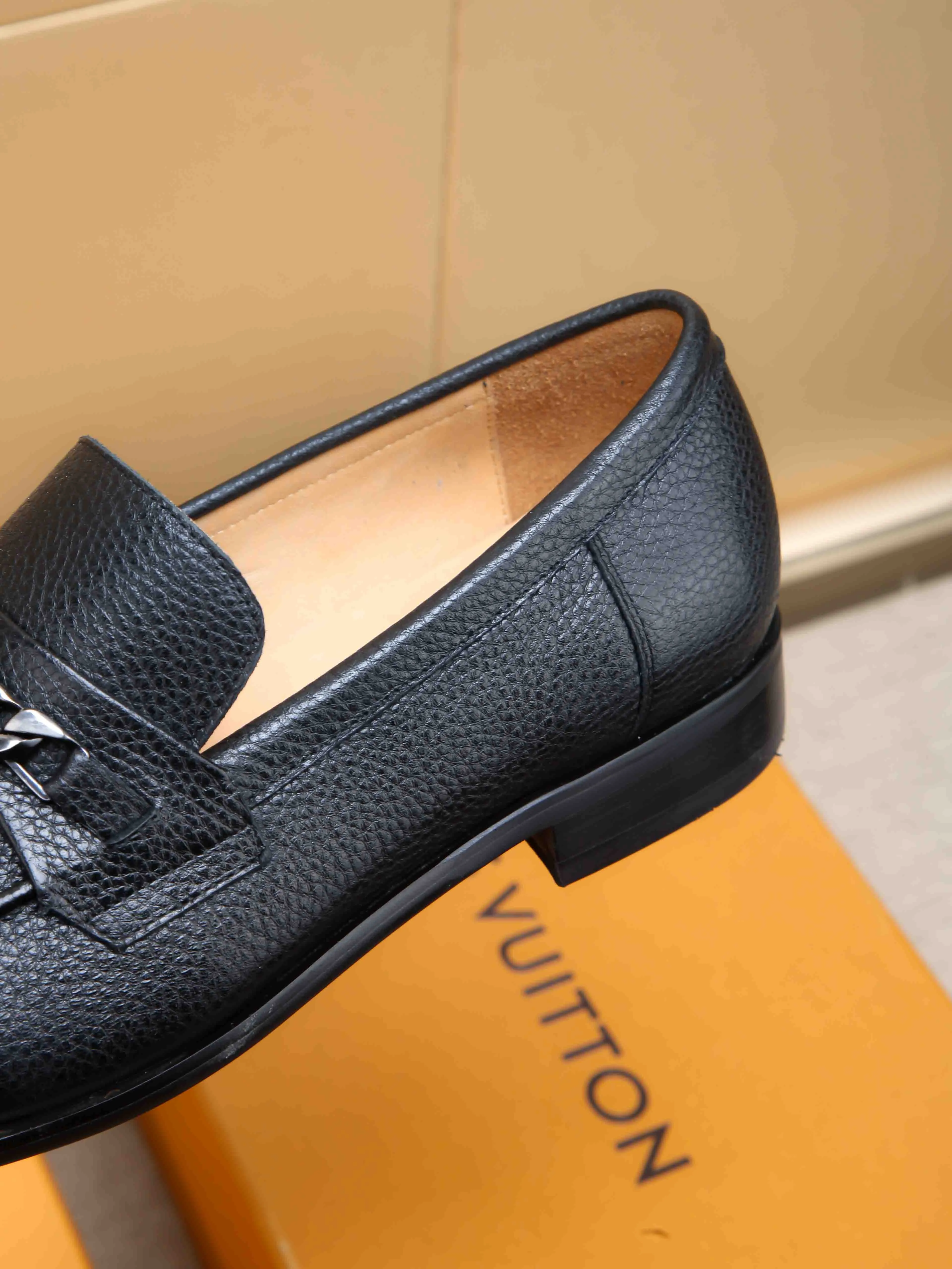 Men's shoes 💰 460 💰 Louis Vuitton LV ® 🆕 model 🔛Full shoe counter, first layer cowhide, 🐂leather lined casual shoes for men, super soft outsole, essential for driving. Counter synchronization, original first layer cowhide, completely 1:1 mold customization🌹top version, color optional! Number: 39-44 (customized at 38.45)